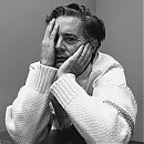 1504205572-es-083117-kyle-maclachlan-sweater-17-frames-980w-16-colors_01.jpg